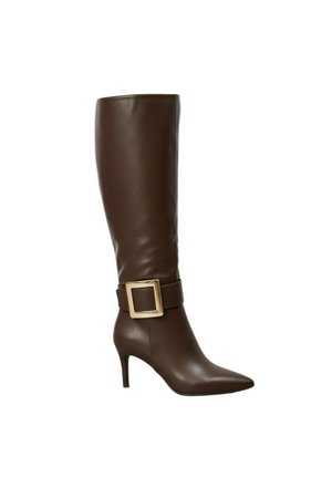 Botte en cuir marron, jusqu'au genou, avec un bout pointu, un talon aiguille et une large sangle avec une attention au détail de boucle dorée. Texture lisse.