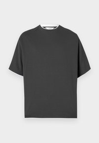 Donkergrijze kortarm t-shirt met ronde hals en een witte kraagdetail, weergegeven op een effen witte achtergrond.