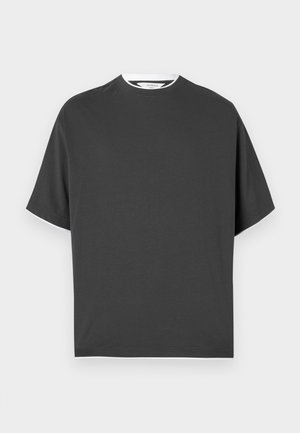 Camiseta de cuello redondo de manga corta en gris oscuro con un detalle de cuello blanco, presentada sobre un fondo blanco liso.