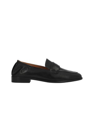 Sort læder slip-on loafer med lav hæl, rundet tå og en syning på remmen tværs over toppen.