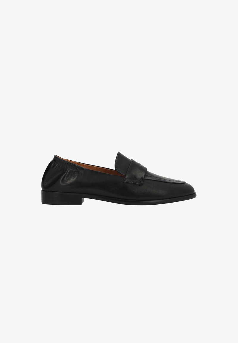 Mocassin noir en cuir à enfiler avec un petit talon, bout arrondi et une bride cousue sur le dessus.
