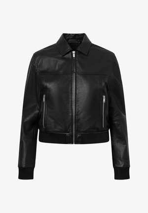 Giacca bomber nera in pelle con zip frontale, due tasche laterali con zip, polsini e vita a costine, caratterizzata da un colletto classico e una texture liscia.
