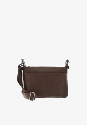 Sac bandoulière en cuir marron avec une finition texturée, doté d'une fermeture éclair, d'une sangle ajustable et d'une poche avant. Accents de quincaillerie ton argent.