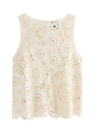 Top senza maniche in pizzo color crema con motivi circolari all'uncinetto e orlo smerlato, caratterizzato da intricati disegni floreali traforati.