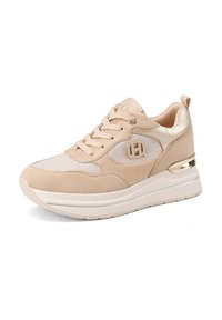 Sneaker atletica beige con tomaia in suede e mesh, punta rotonda, design con lacci, accenti metallici e tallone spesso bianco.