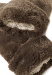 Browni mākslīgā kažokā mitenes ar pūkainu balto flīsa oderi. Mīksta, bieza tekstūra ar noapaļotiem piedurknēm siltumam un komfortam.