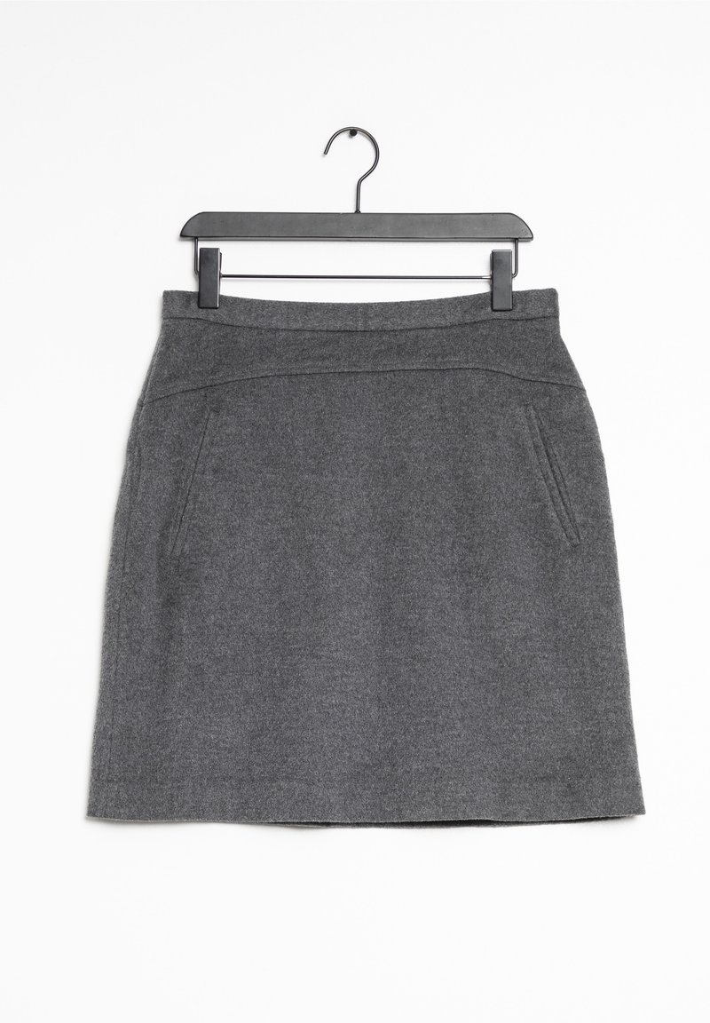 Szara spódnica z wełny o prostym kroju, z dwoma bocznymi kieszeniami i gładkim pasem, zawieszona na czarnym wieszaku na białym tle.