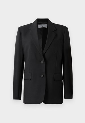 Blazer preto com um design ajustado, apresentando dois botões, lapelas recortadas e bolsos com aba, feito de um tecido suave.