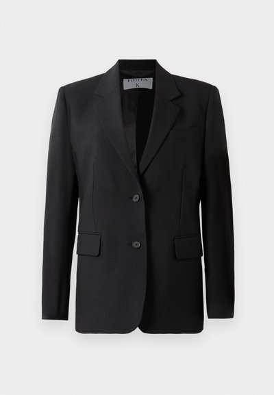 Must on blazer, mille lõikega, kahe nupuga, äranäritud kraed ja klapiga taskud, valmistatud siledast kangast.
