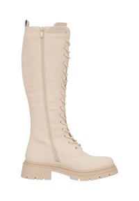 Botín beige hasta la rodilla, con cordones y cremallera lateral, hecho de material sintético, que presenta una suela gruesa y una textura suave.