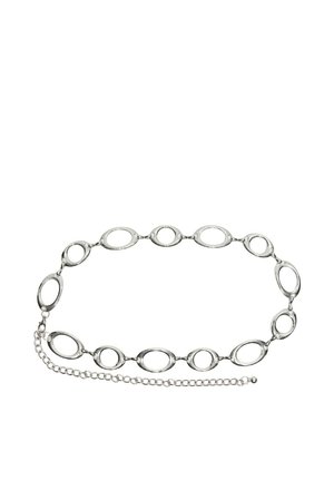 Ceinture chaîne en argent avec des maillons ovales grands et petits alternés et un fermoir chaîne réglable sur fond blanc.