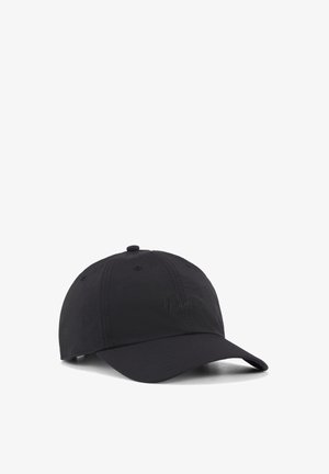 Gorra de béisbol negra Puma con visera curvada y logo de la marca bordado en el frente, mostrada sobre un fondo blanco.