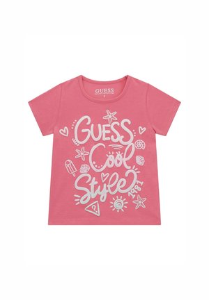 T-shirt enfant rose à manches courtes avec texte blanc « Guess Cool Style 1981 » et dessins griffonnés d'étoiles de mer, cœurs, coquillages, sucette glacée et soleil.