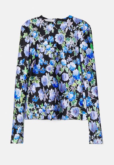 Μακρυμάνικο μπλούζα από μαύρο ύφασμα, με λουλουδάτο σχέδιο σε μπλε και πράσινους τόνους. Απαλή υφή με στρογγυλή λαιμόκοψη και αόρατο φερμουάρ.
