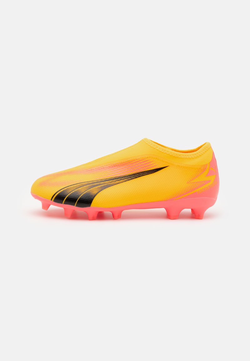 Scarpa da calcio gialla con un design elegante, accenti neri e tacchetti traslucidi rosa. Presenta una superficie liscia e una vestibilità aderente.