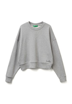 Sudadera gris corta con mangas largas, cuello redondo, puños y dobladillo acanalados. Presenta el logotipo bordado "benetton" en la parte inferior izquierda.
