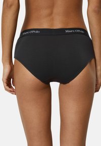 Zwarte katoenen boyshorts met een gladde textuur, voorzien van een brede tailleband met de witte branding "Marc O'Polo".