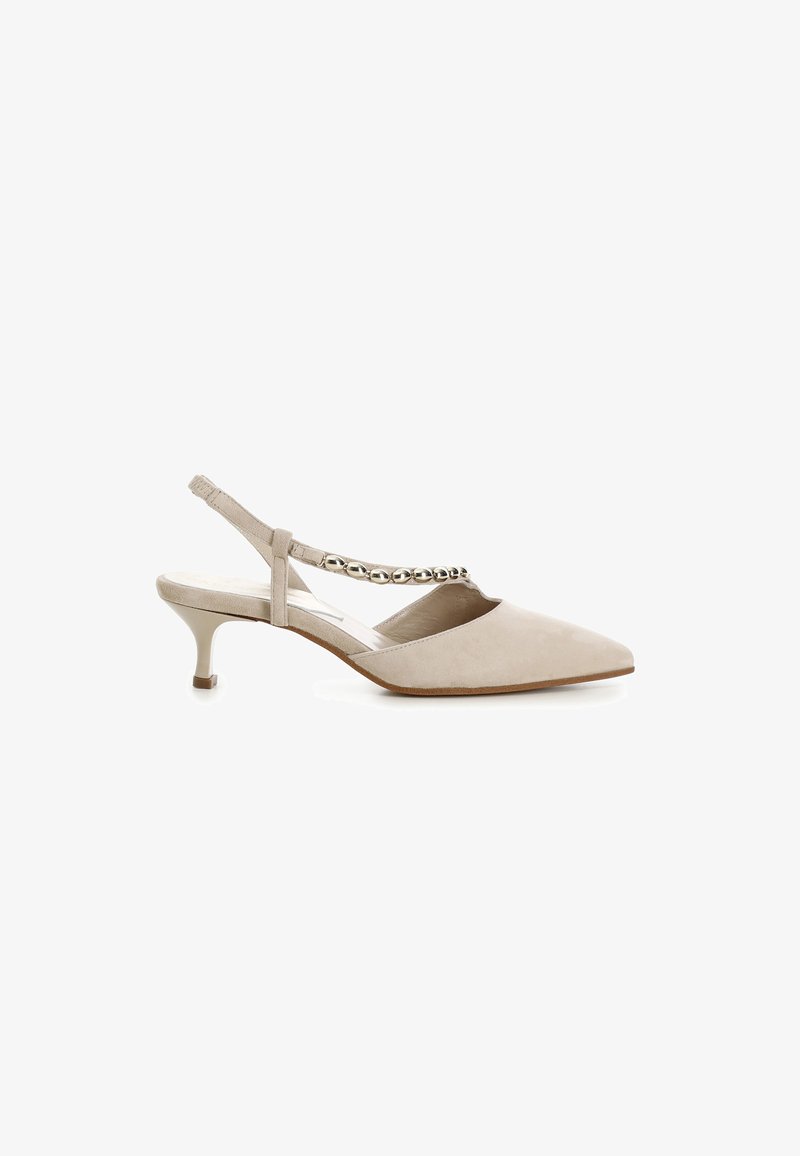 Beige suède slingbackhakken met een spitse neus, dunne hak en een afgeronde accentriem met zilveren kralen.