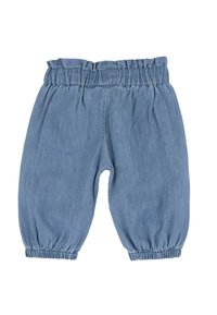 Pantalon en coton bleu avec une taille élastique, des poignets froncés et une coupe décontractée. Le tissu a une texture lisse et un aspect semblable à du denim.