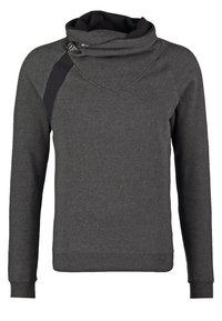 Sweat-shirt gris foncé à manches longues avec col asymétrique haut, détail en tissu noir sur l'épaule et fermeture à boucle sur le col.