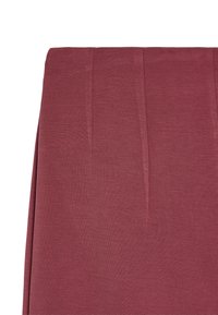Dzianinowa spódnica w kolorze burgundowym z dopasowanym pasem, z dwoma pionowymi szwami z przodu, o gładkiej fakturze i długości midi.
