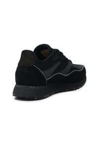Scarpe da atletica nere realizzate con una combinazione di materiali in pelle scamosciata e rete, con un tallone testurizzato, punta arrotondata e una suola in gomma maculata.
