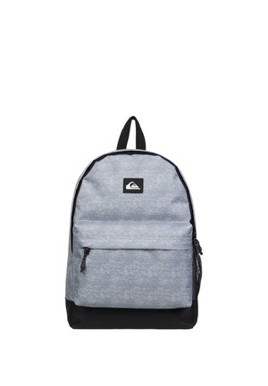 Sac à dos gris clair avec une poche avant zippée, un panneau inférieur noir et une poignée noire, avec un patch logo noir et blanc.