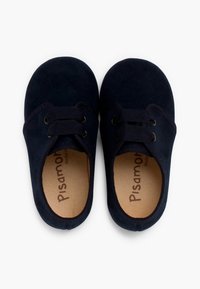 Tmavě modré semišové boty s kulatou špičkou, se dvěma elastickými šňůrkami a béžovou stélkou s vytištěným nápisem "Pisamonas".