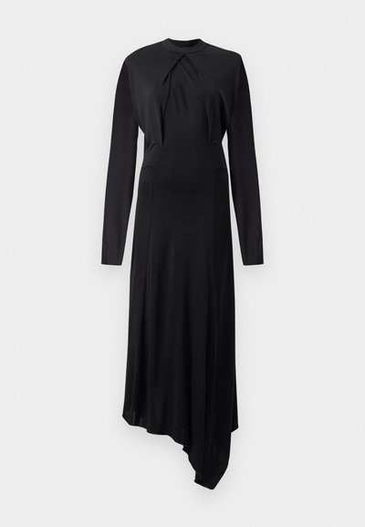 Robe noire à manches longues avec un col haut, présentant un détail torsadé au niveau du bustier, un ourlet asymétrique et un tissu lisse et fluide.