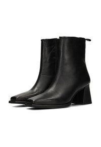 Par de botines negros de cuero con tacones de bloque y cierre lateral con cremallera, mostrados sobre un fondo blanco.