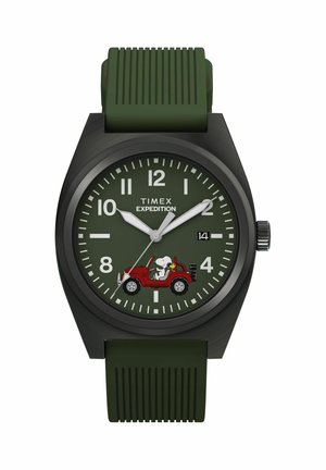 Timex Expedition karóra zöld tárcsával és szíjjal, fehér számokkal, dátumablakkal, valamint Snoopy-val, aki egy piros dzsipet vezet, az óralapon.