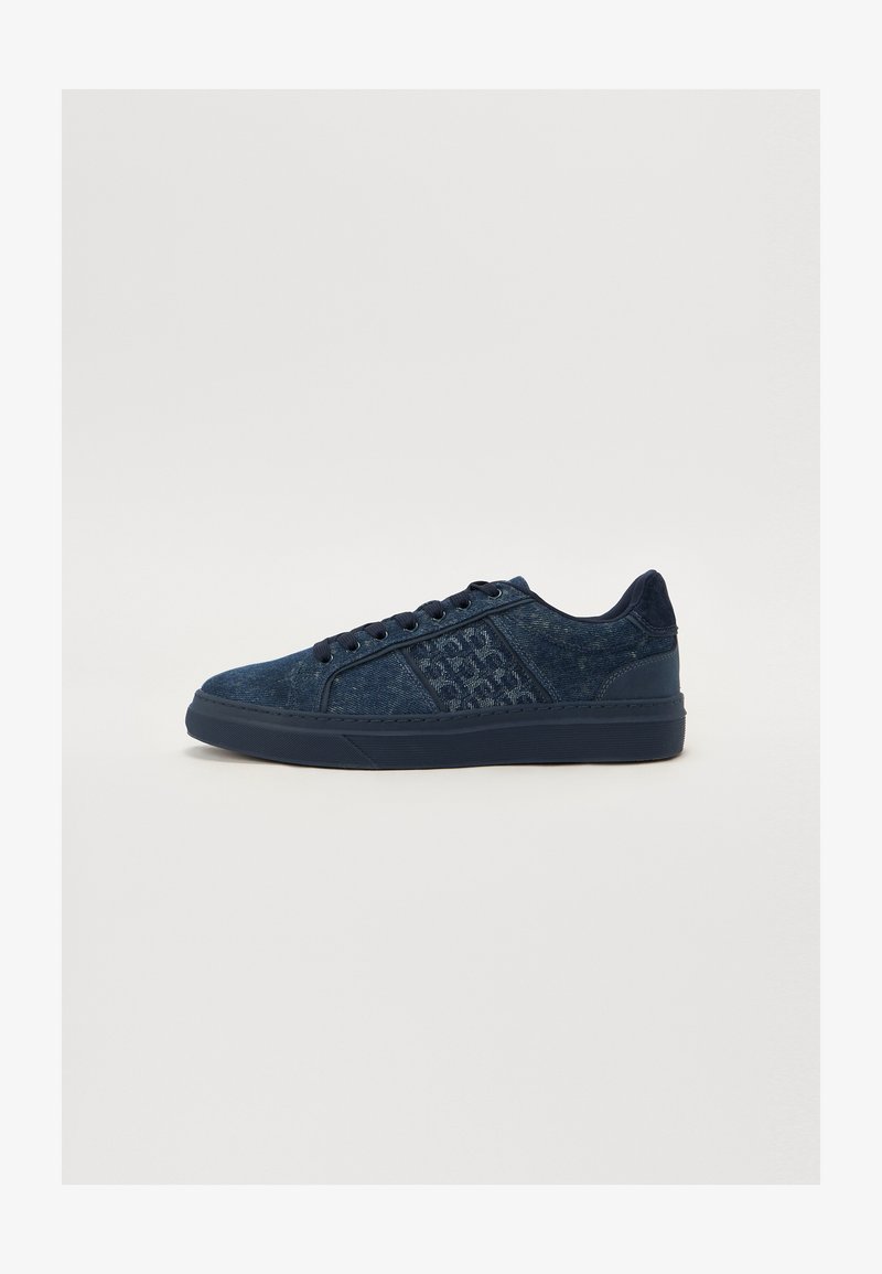 Marinblå sneakers med en texturerad denimfinish, platt gummisula, rund tå och snörningsdesign. Har logotypdetaljer på sidan.