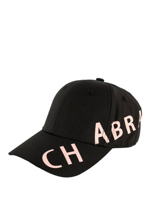 Casquette de baseball noire avec des lettres partielles roses "CH ABRA" imprimées sur la visière et le côté, présentée sur un fond blanc.