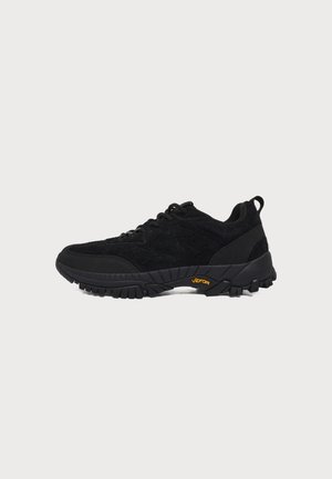 ARKK Copenhagen, TRAIL X UNISEX - Маратонки - triple black