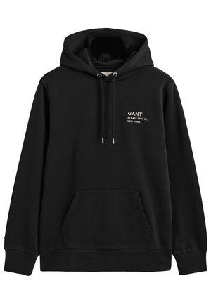 Czarna bluza z kapturem, przednią kieszenią kangurką, sznurkiem w kapturze i białym napisem "GANT 32 East 39th St. New York" na piersi.