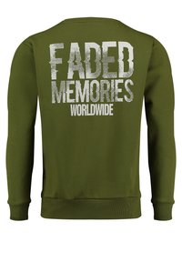 Felpa verde oliva con maniche lunghe, polsini a costine e scollatura a girocollo. Presenta una scritta in bianco audace sul retro: "FADED MEMORIES WORLDWIDE."