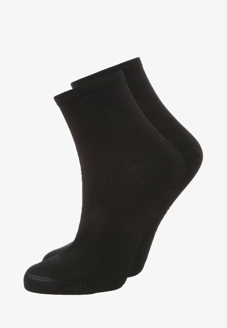 Meias de tornozelo pretas feitas de tecido suave, com punho canelado e design de bico sem costura para conforto e durabilidade.