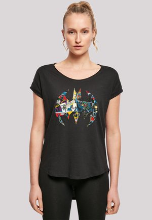 Schwarzes Baumwoll-T-Shirt mit rundem Ausschnitt und umgeschlagenen kurzen Ärmeln. Die Vorderseite zeigt eine mehrfarbige Comicgrafik in Form einer Fledermaus.