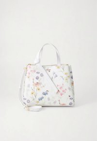 Bijela cvjetna torba s izraženim dizajnom, ukrašena raznobojnim cvijećem i zelenim stabljikama. Dolazi s odvojivim remenom za nošenje preko ramena.