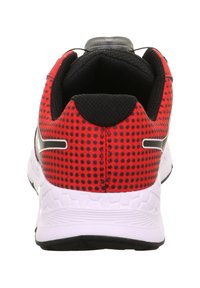 Rote Sportschuhe mit einer strukturierten Oberseite, die schwarze Punkte aufweist, einer weißen Zwischensohle und einer schwarzen Außensohle. Enthält einen gepolsterten Schaft für zusätzlichen Komfort.