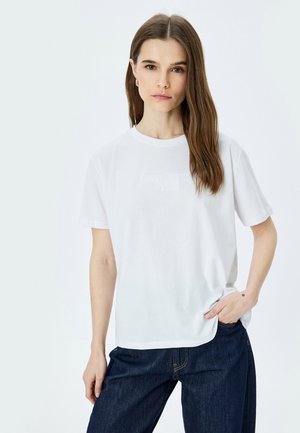 Witte katoenen T-shirt met een ronde hals en korte mouwen, met een reliëf tekstontwerp dat luidt "ALL YOU NEED IS LOVE."