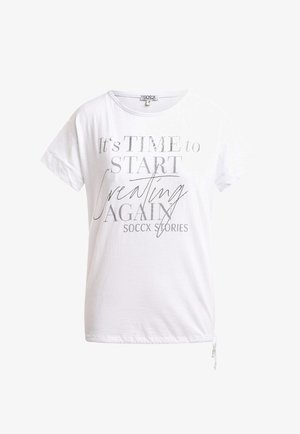 Weißes T-Shirt mit kurzen Ärmeln, das silbernen und grauen Text "Es ist ZEIT, WIEDER zu BEGINNEN, SOCCX GESCHICHTEN zu CREIEREN" und einem kleinen Kordelzug am Saum hat.