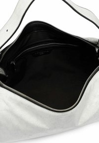 Borsa a spalla in pelle bianca con esterno texture, interno nero, chiusura con zip in argento e tasca con zip per l'organizzazione.