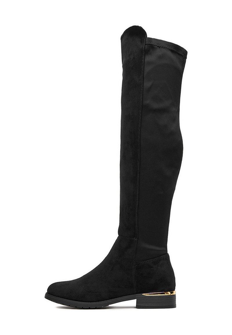 Stivale piatto nero sopra il ginocchio con tacco leggero, punta arrotondata, parte posteriore in tessuto elastico, parte frontale in similcamoscio e piccolo dettaglio dorato sul tacco.