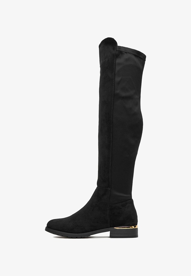 Stivale piatto nero sopra il ginocchio con tacco leggero, punta arrotondata, parte posteriore in tessuto elastico, parte frontale in similcamoscio e piccolo dettaglio dorato sul tacco.