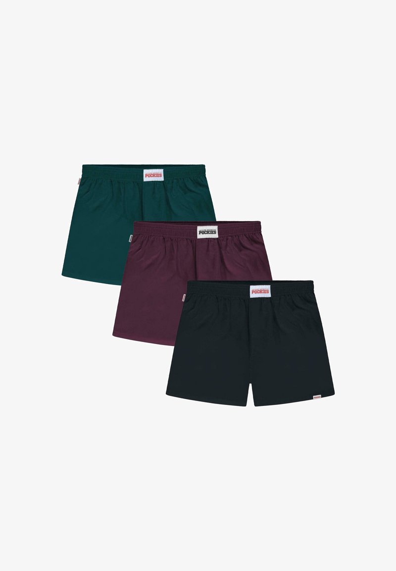 Tre coppie di pantaloni corti da uomo: un paio verde scuro, uno bordeaux e uno nero, tutti con vita elastica e etichette con dettagli del logo.