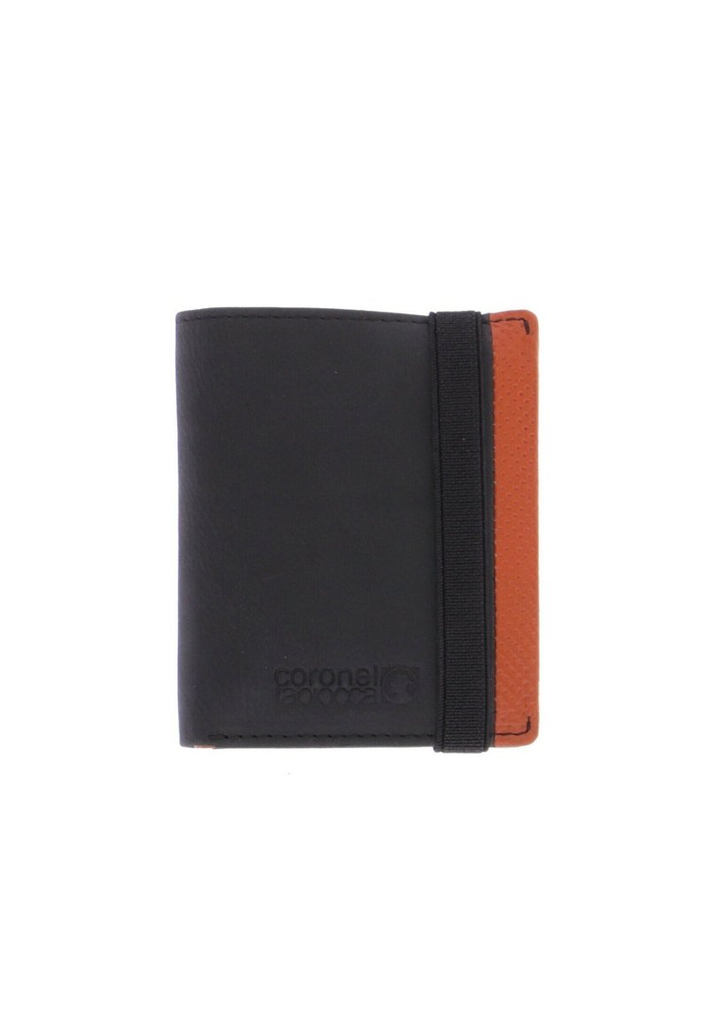 Billetera de piel negra con un acento de piel naranja, forma rectangular, textura suave, que cuenta con una banda elástica negra y un logotipo en relieve.