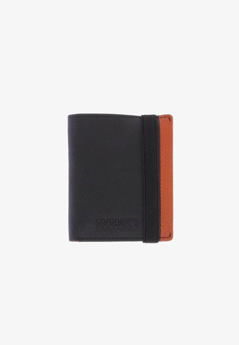 Billetera de piel negra con un acento de piel naranja, forma rectangular, textura suave, que cuenta con una banda elástica negra y un logotipo en relieve.