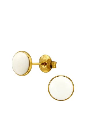 Set van ronde gouden oorstekers met een glad, wit, rond centrum en vlinderachterklemmen op een witte achtergrond.