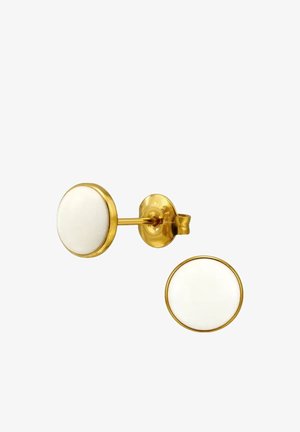 Set van ronde gouden oorstekers met een glad, wit, rond centrum en vlinderachterklemmen op een witte achtergrond.